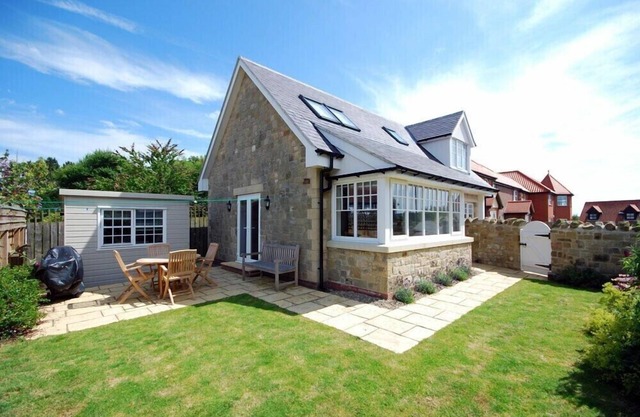 STONE COTTAGE, pet friendly, country holiday cottage in Bamburgh