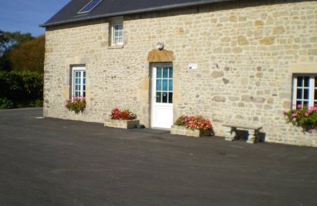 Stone house 1 km from Utah Beach, Wifi, pets allowed