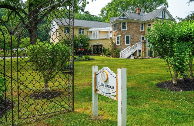 Stone Manor Boutique Inn - Country Manor with Breathtaking Gardens and Event