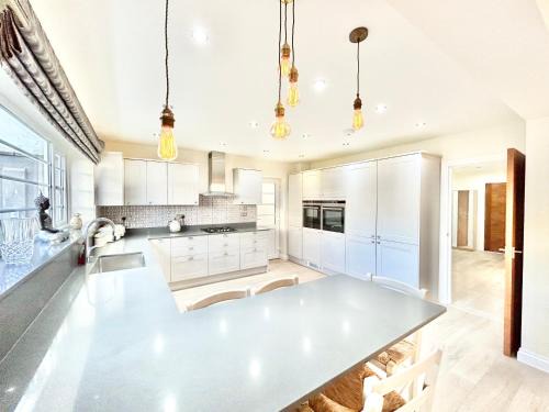 Stonegrove Luxury House London Free Off Street Parking And EVC Port