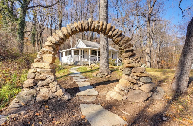 Stoney Creek Cottage: Waterfront Hot Tub, Fire Pit