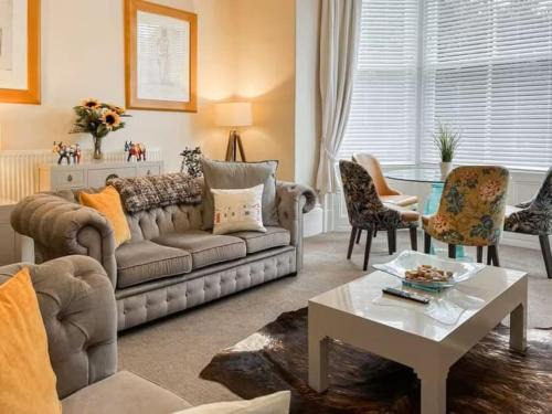 Strathmore apt Scarborough, pool, gym, parking