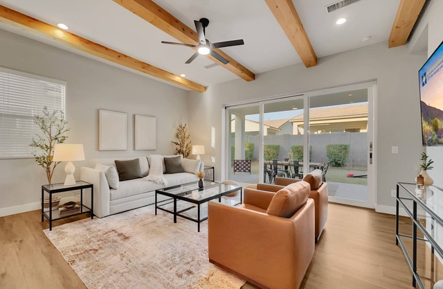 Stress-Free in Q.C Sleeps 8! Luxury Living, Low Cost