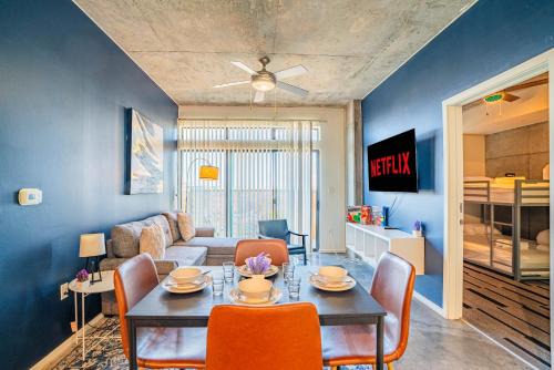 Striking 2BD - CDT- Gym, Pool, Parking - Sleep8