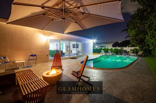 Striking Urban Villa Backyard BBQ Fire Pit Pool