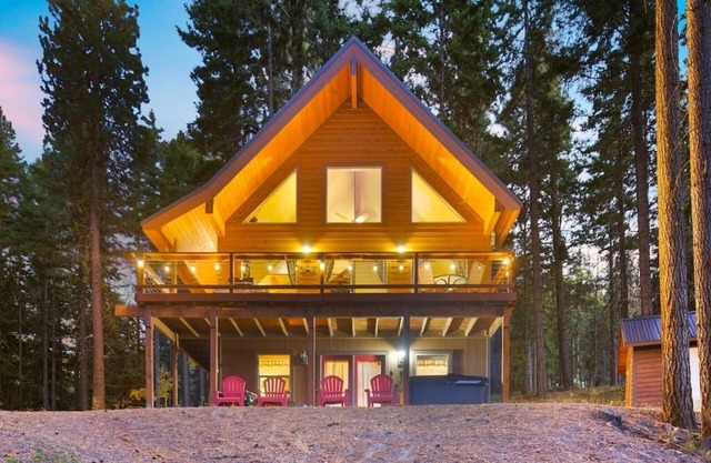 Stuart View Lodge · Amazing Mt Views | Fire Pit | Relaxing Hot Tub | Foosball |