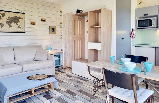 Studio with parking steps from the beach, Merville-Franceville