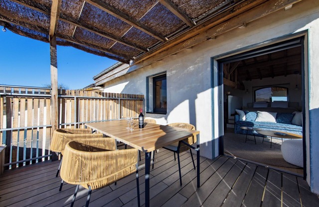 Studio Apartment 'Au Chai Bigaroux' with Private Terrace, Wi-Fi and Air Conditioning