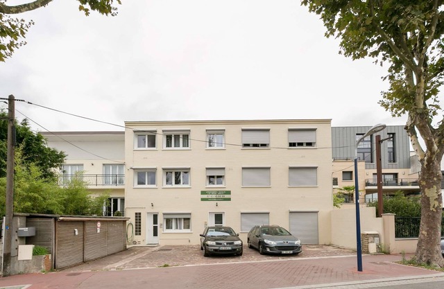 Studio 25 sqm - 90, av. Gal de Gaulle