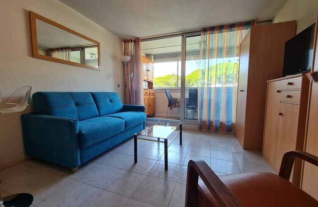 Studio 3-seater cabin, quiet, 50 m from the sea and shops, small sea view.