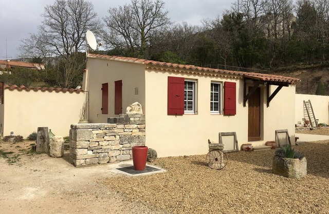 STUDIO 30 M² - 2 PERS. - IN THE COUNTRYSIDE - LUBERON near Gordes and Roussillon