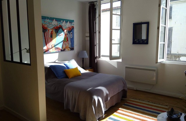 Studio 30 m² classified 2 * full downtown Rochefort