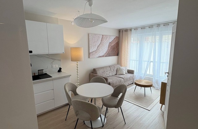 Studio 4 pers, sleeping area, Beach & Market 150M walk and private parking