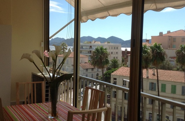 STUDIO 40 m2 Quartier Suquet, all within walking distance, Wifi, air conditioning, terrace, parking