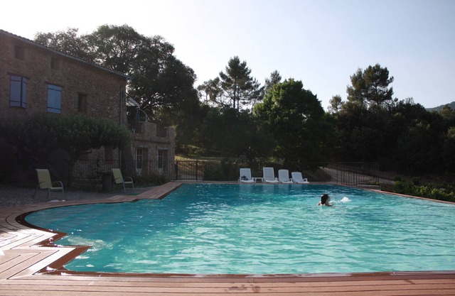 Studio 5 in a charming building, swimming pool in the middle of vineyards