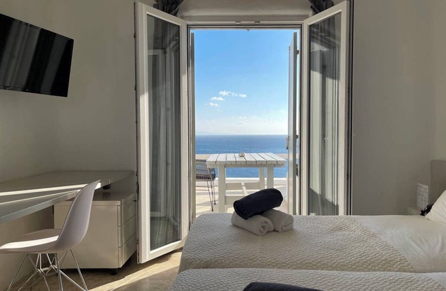 Studio 6 - Sea View, Shared Infinity Pool, Bar, Outdoor Gym, 4' from beach