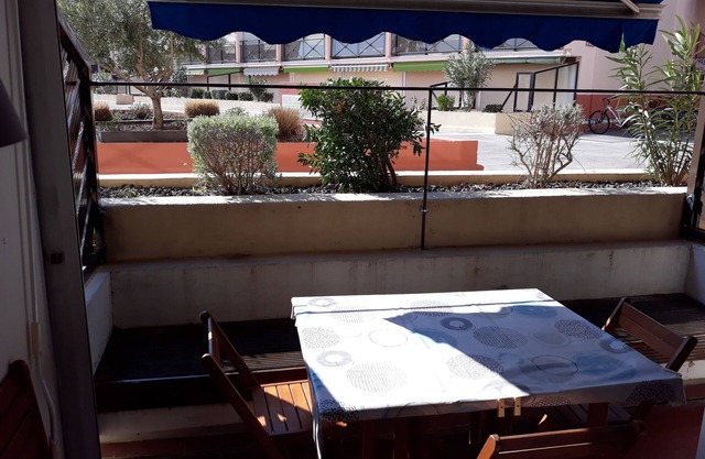 Studio air-conditioned cabin with pool in Grau du Roi in the rdc