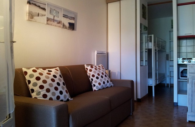 STUDIO air-conditioned garden level in residence with swimming pool