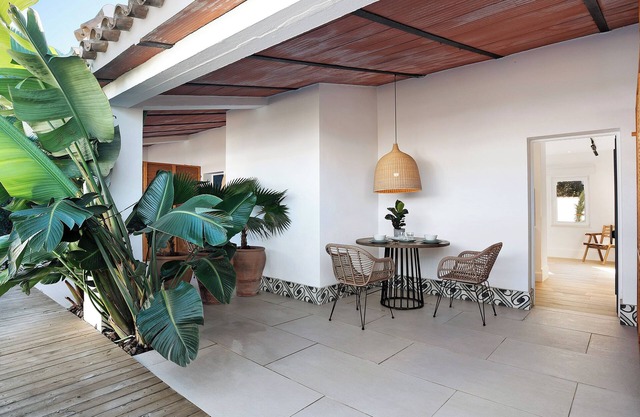 Studio Apartment "Bedandbeach" near Beach with Private Terraces & Wi-Fi