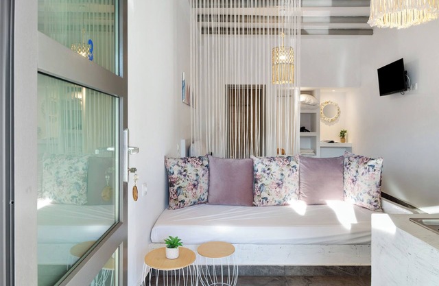 Studio Apartment 'Calm Suites Kythnos 1' with Sea View, Wi-Fi and Air Conditioning