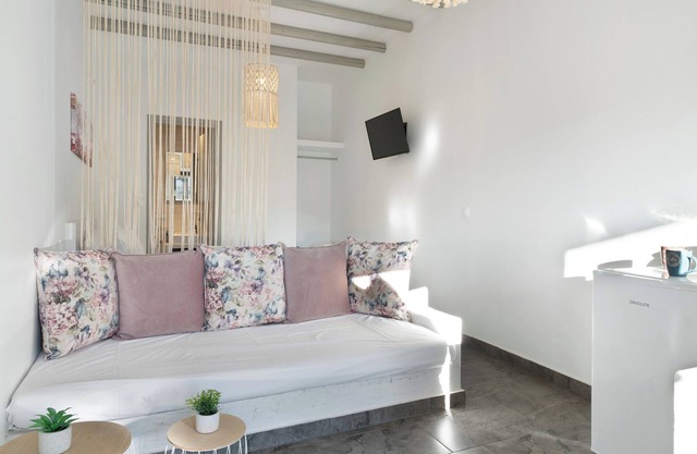 Studio Apartment 'Calm Suites Kythnos 2' with Sea View, Wi-Fi and Air Conditioning