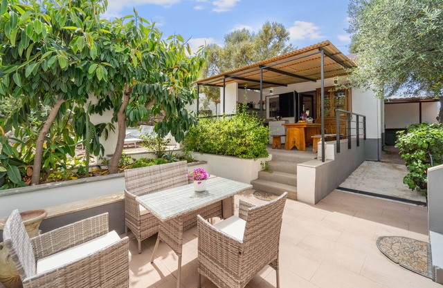 Studio Apartment 'Dependance Villa Matteo' with Sea View, Wi-Fi and Air Conditioning