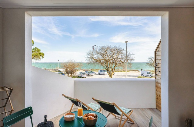 Studio Apartment 'La Terrasse, Vue Mer' with Sea View, Private Terrace and Wi-Fi