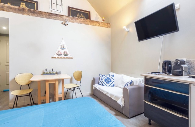 Studio Apartment "L'Eclose Ty Du" with Private Terrace, Shared Garden & Wi-Fi