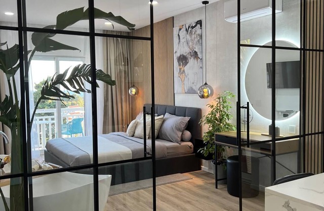 Studio Apartment With Bathtub & Sea View Balcony + Breakfast