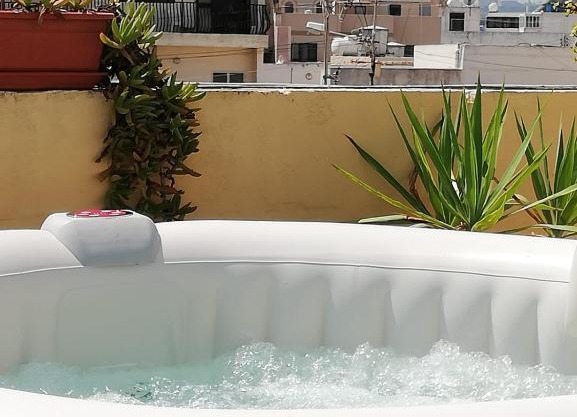 Studio apartment with private terrace, Jacuzzi & views