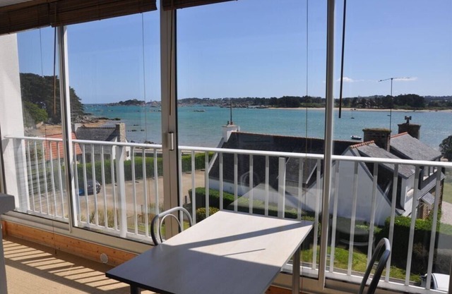 Studio beautiful sea view, rocks and castle of Costaeres in TREGASTEL