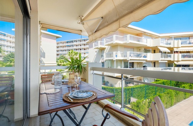 Studio 'Bellevue Cannes' with Mountain View, Shared Pool and Air Conditioning