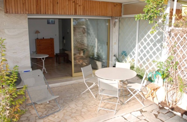 Studio by the sea in residence with park and swimming pool