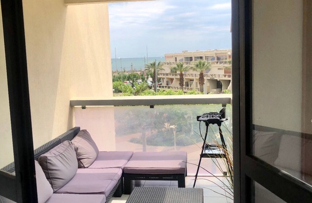 Studio cabin sea/port view