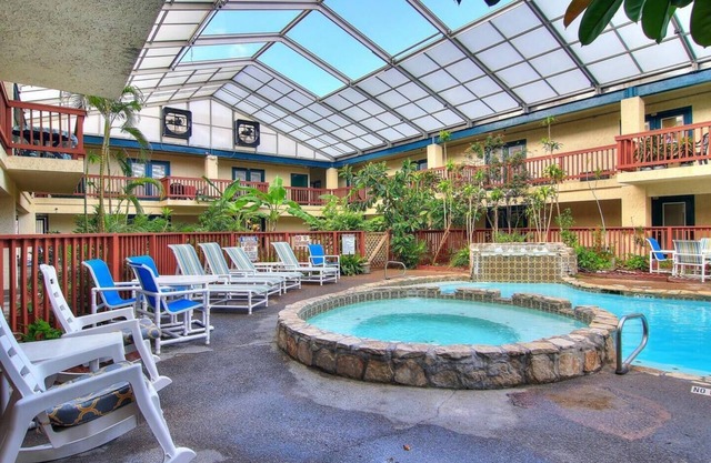 Studio condo with heated pool. Walking distance to beach!