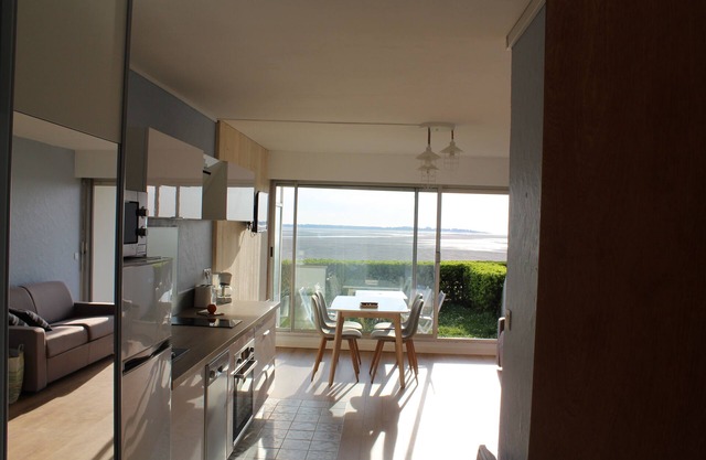 STUDIO FACING THE BAY