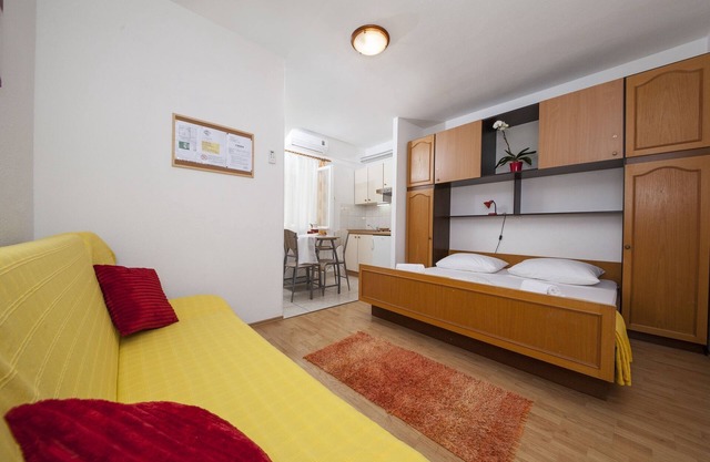 Studio flat with air-conditioning Tučepi, Makarska (AS-11486-a)