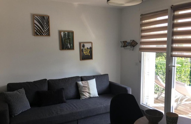Studio Front de Mer avec Terrasse et Accès Direct Plage à Merville-Franceville - FR-1-487-329