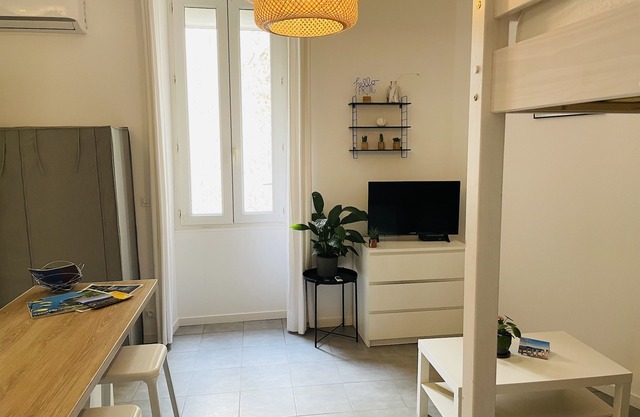studio furnished heart of Mourillon 200m beaches, air conditioned, sleeps 4