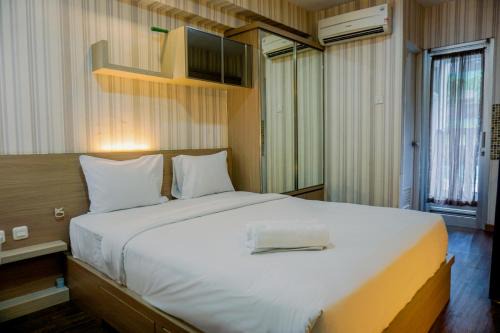 Studio Furnished with Comfort Design Green Bay Pluit Apartment By Travelio