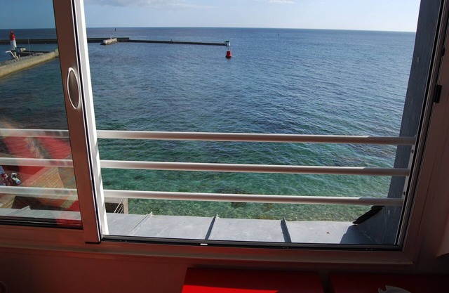 Studio in house bordering the water, exceptional view over the harbour entrance