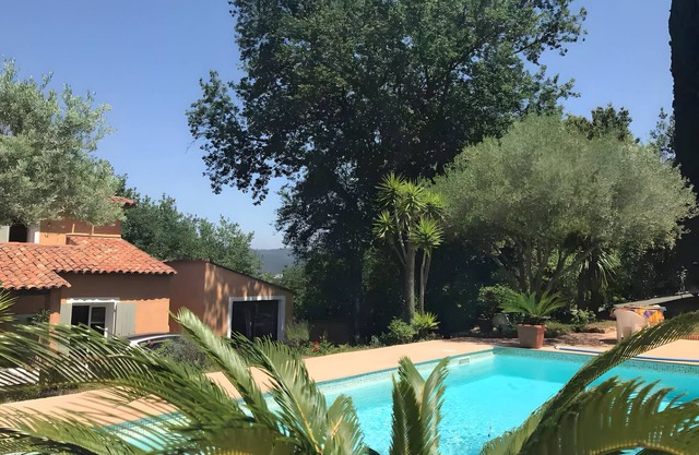 Studio 'L'espeoutier' with private pool, Wi-Fi and air conditioning