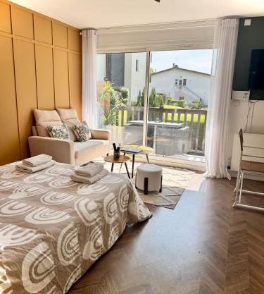Studio La Petite Oasis- Idéal couple - calme - balcon sud - lumineux - 10min du centre & plage - proche Centre Juno Beach - wifi
