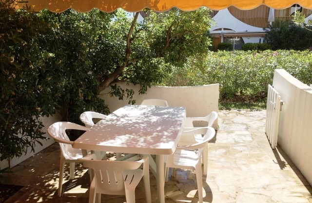 Studio large terrace 2 minutes walk from the beach