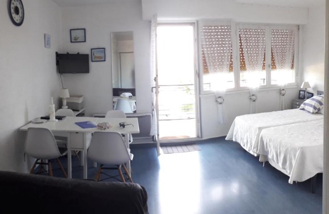 Studio Les Thermes de NOÉ 100 mètres des Thermes, idéal pour les Curistes & Vacanciers, Déplacements Professionnels & Stagiaires Stélia