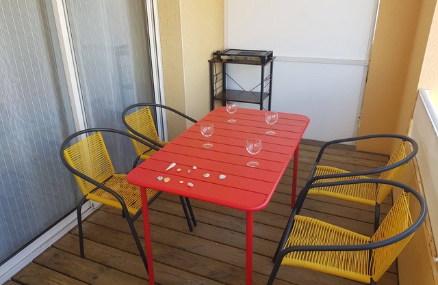 Studio less than 50m from the sailing school.