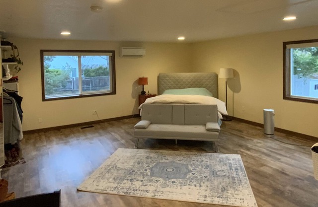 Studio next to beautiful Hiking trails peaceful neighborhood