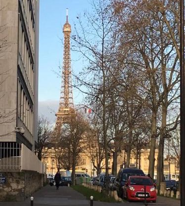 studio pour deux face a la tour Eiffel