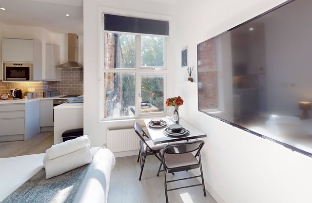 Studio Retreat for 2 in Central Harrow*5