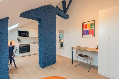 Studio sous les combles côté rue, parking gratuit